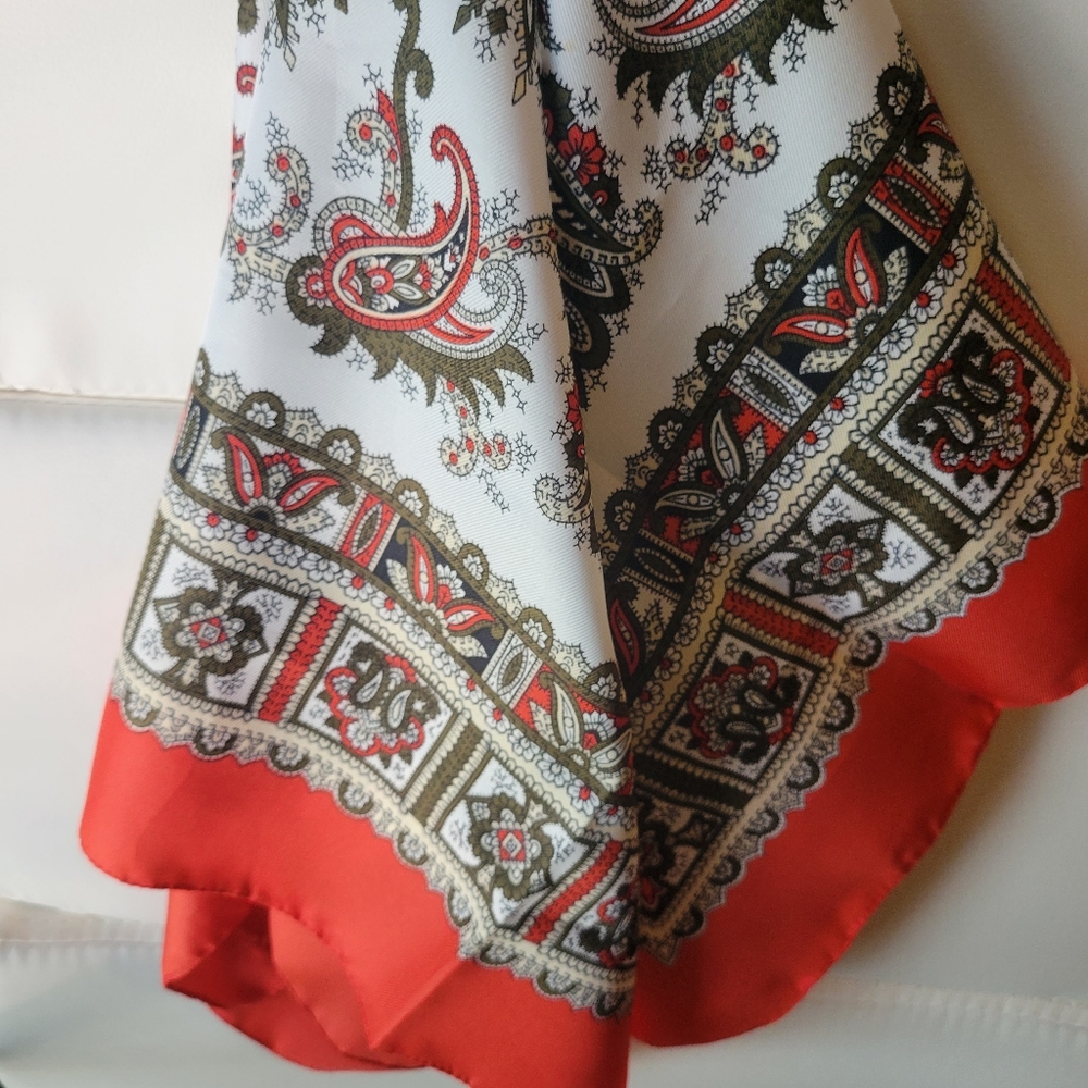 Vintage Italian Scarf & Leaf Scarf Clip ~ 1970s-1980s? ~ Pretty Paisley Pattern - Picture 13 of 16